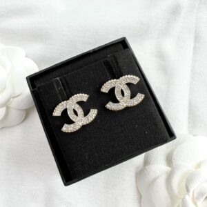 New Chanel earring size 2 cm.